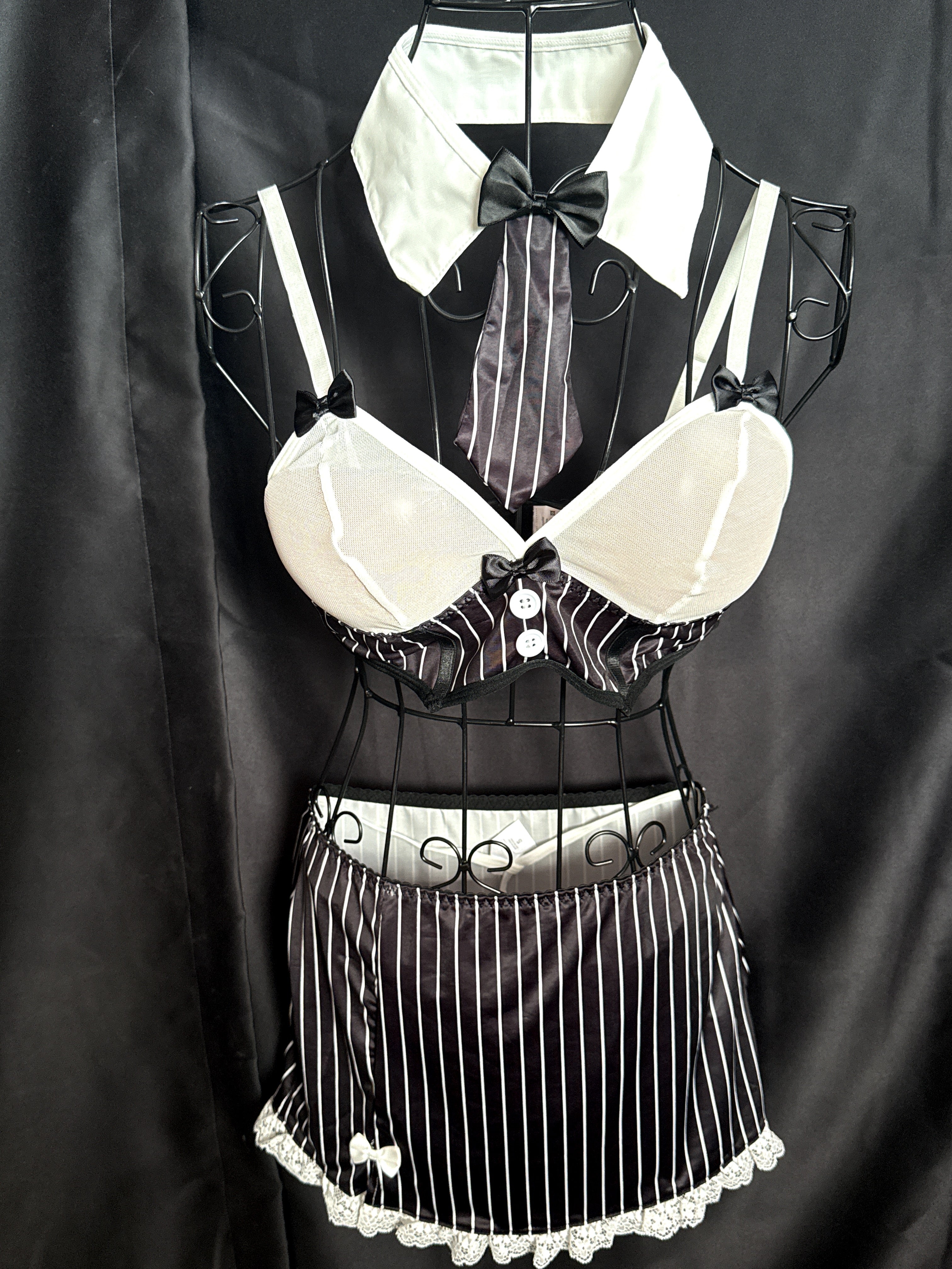 Zweiteiliger schwarzer Anzug von Léa's Secrets mit kontrastierendem weißen Kragen