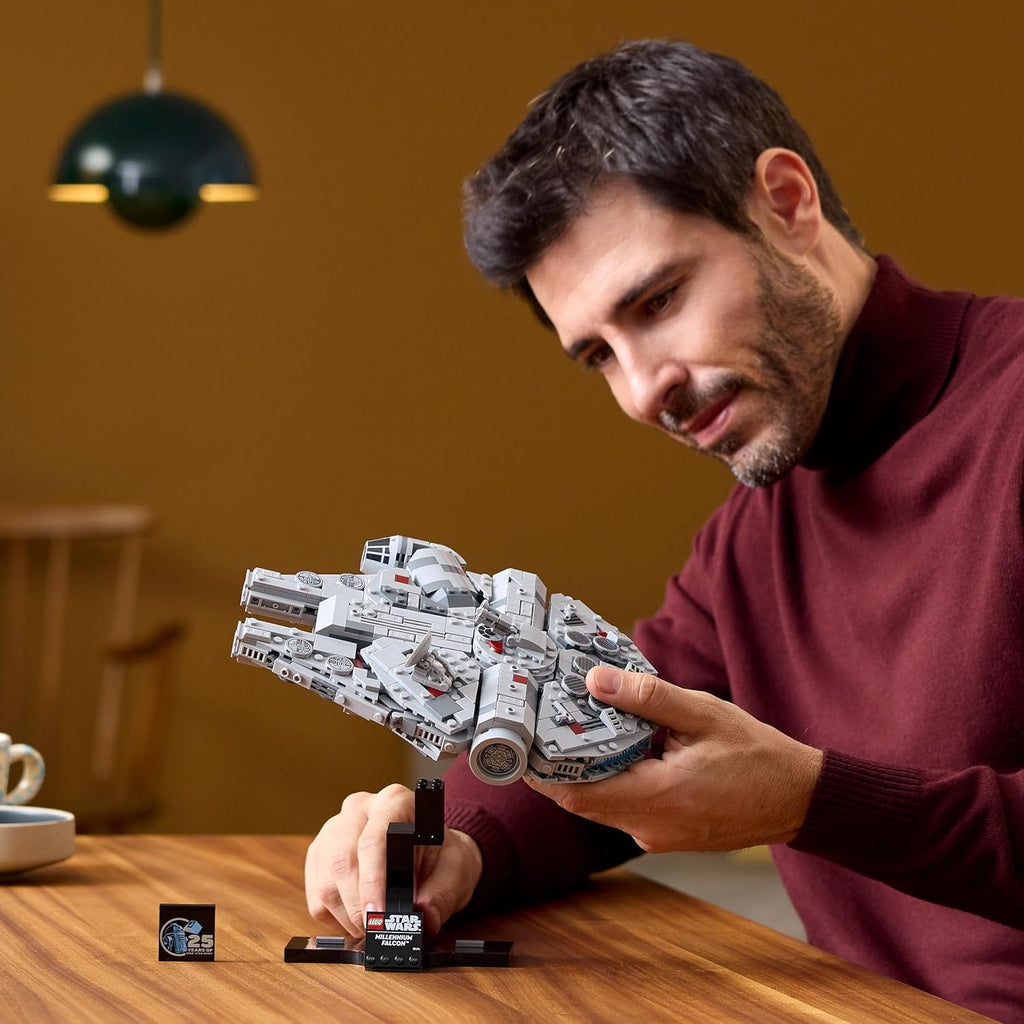 LEGO Star Wars 75375 Millennium Falcon - Set de Construction de Vaisseau Spatial Collector pour Adulte - Présentoir & Plaque Descriptive pour Déco de Bureau - Cadeau pour Fans de Un Nouvel Espoir