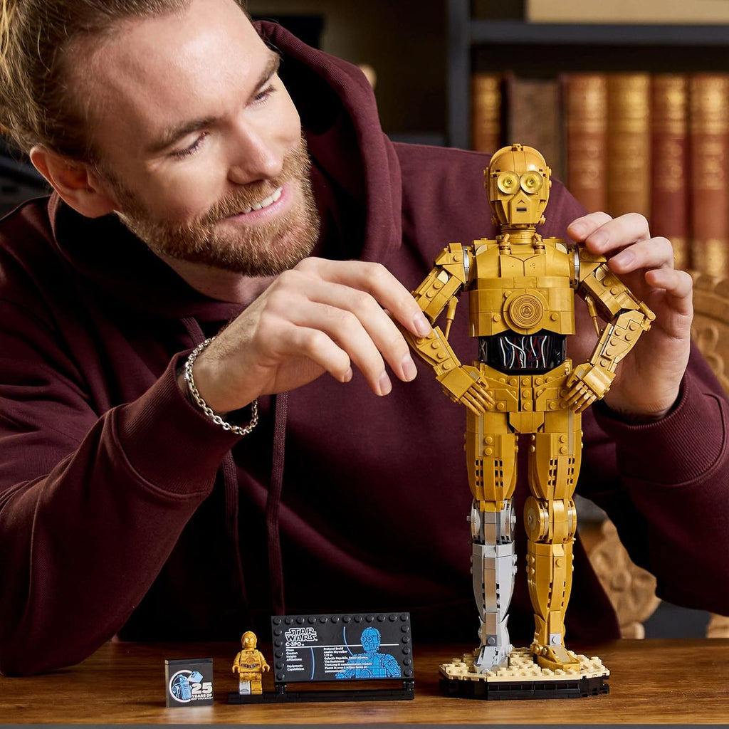 LEGO Star Wars 75398 C-3PO - Figurine Collector - Maquette à Construire & Exposer pour Adulte - Présentoir, Plaque Descriptive & Minifigurine - Idée de Cadeau pour Fan, Homme ou Femme