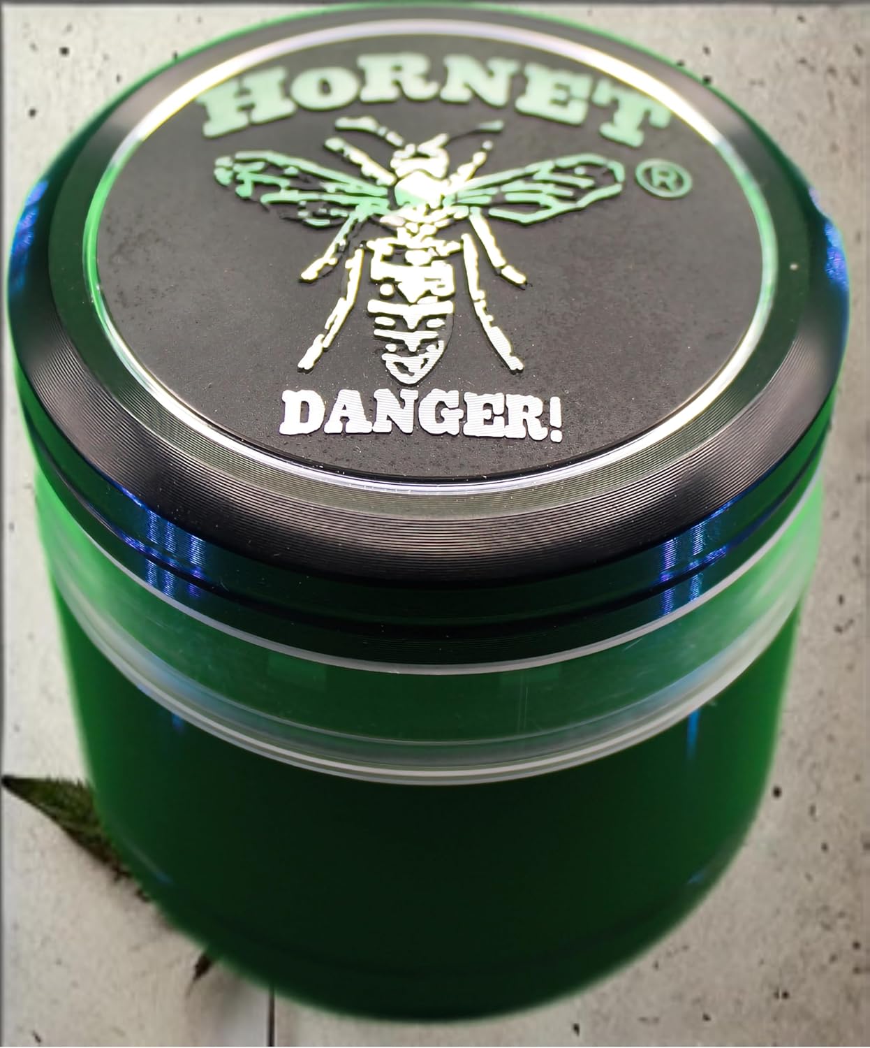 HORNET Grinder Métal “Danger!” – Broyeur d’Herbes 3 Parties avec Couvercle Aimanté – Compact et Robuste – Plusieurs Coloris (Noir)