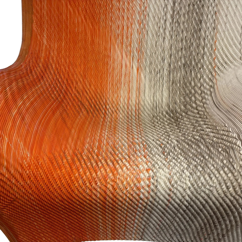 Fauteuil Kesk Design Élégance: monobloc à texture tissée orange et beige, déco moderne.