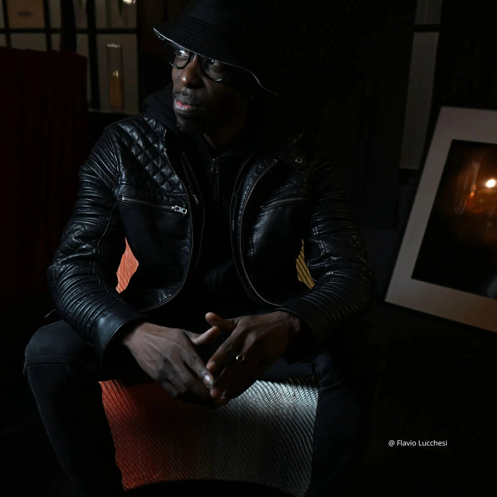 KESK Fauteuil Design Élégance Swiss Made en tissu gris clair, style contemporain