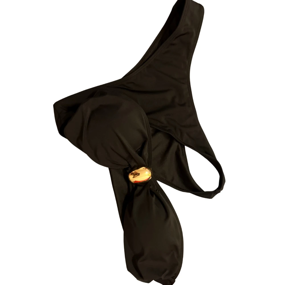 Les Secrets de Léa – Maillot de bain bandeau noir avec bijou central – Indra