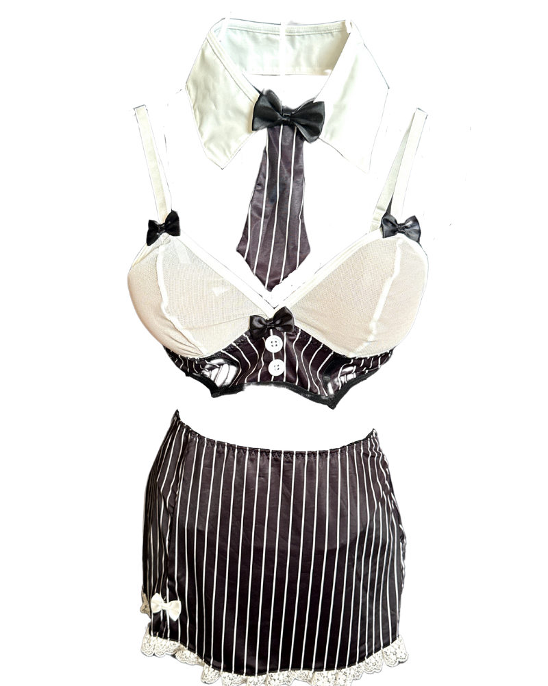 Zweiteiliger schwarzer Anzug von Léa's Secrets mit kontrastierendem weißen Kragen