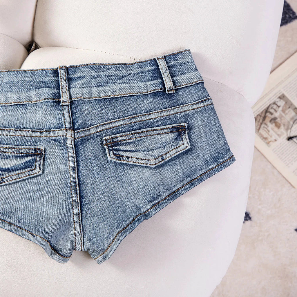 Damen-Jeansshorts mit Rissen, niedrigem Bund und Nieten im Y2K-Stil