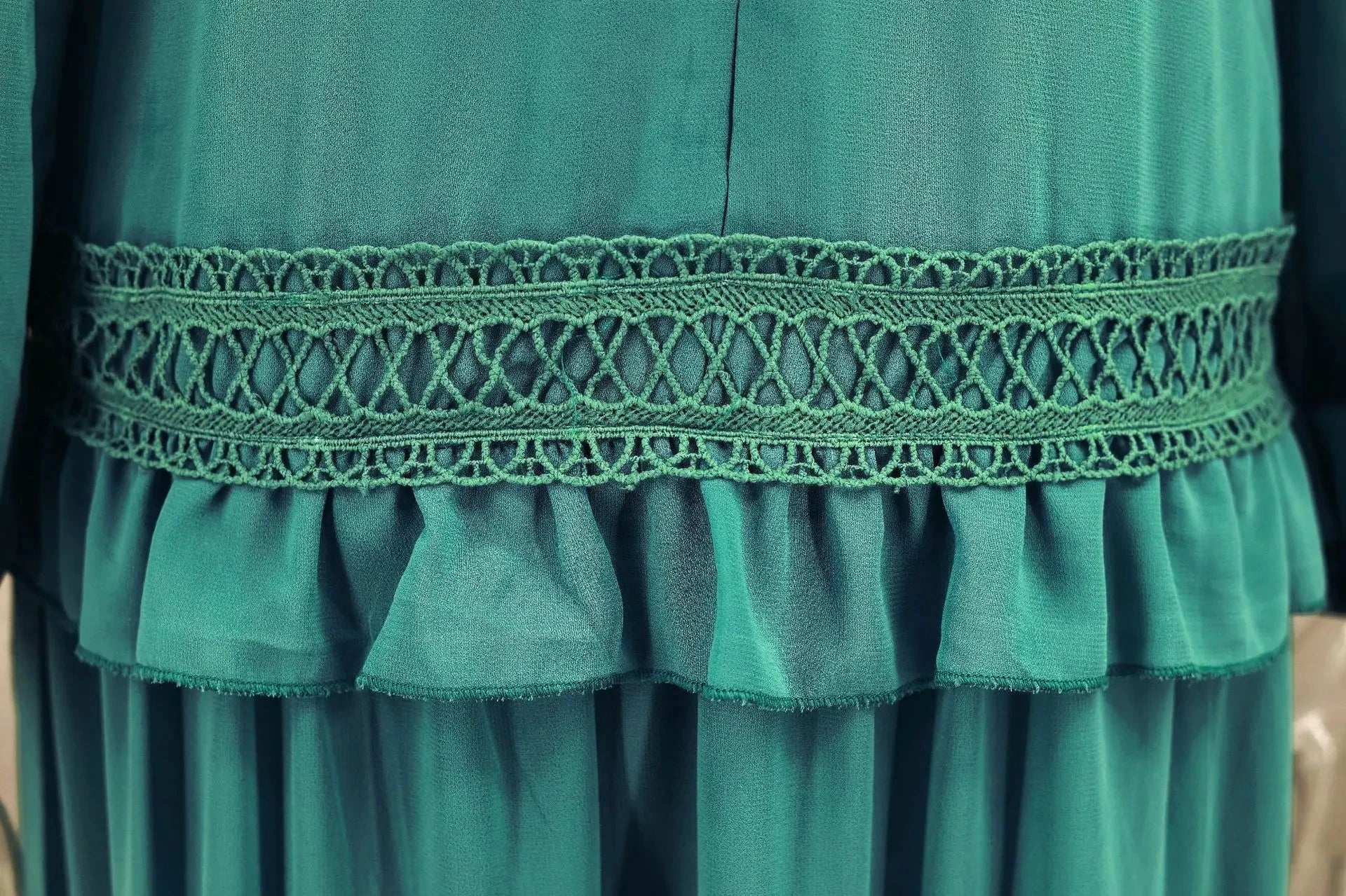 Robe longue ajourée col V taille empire manches lanternes