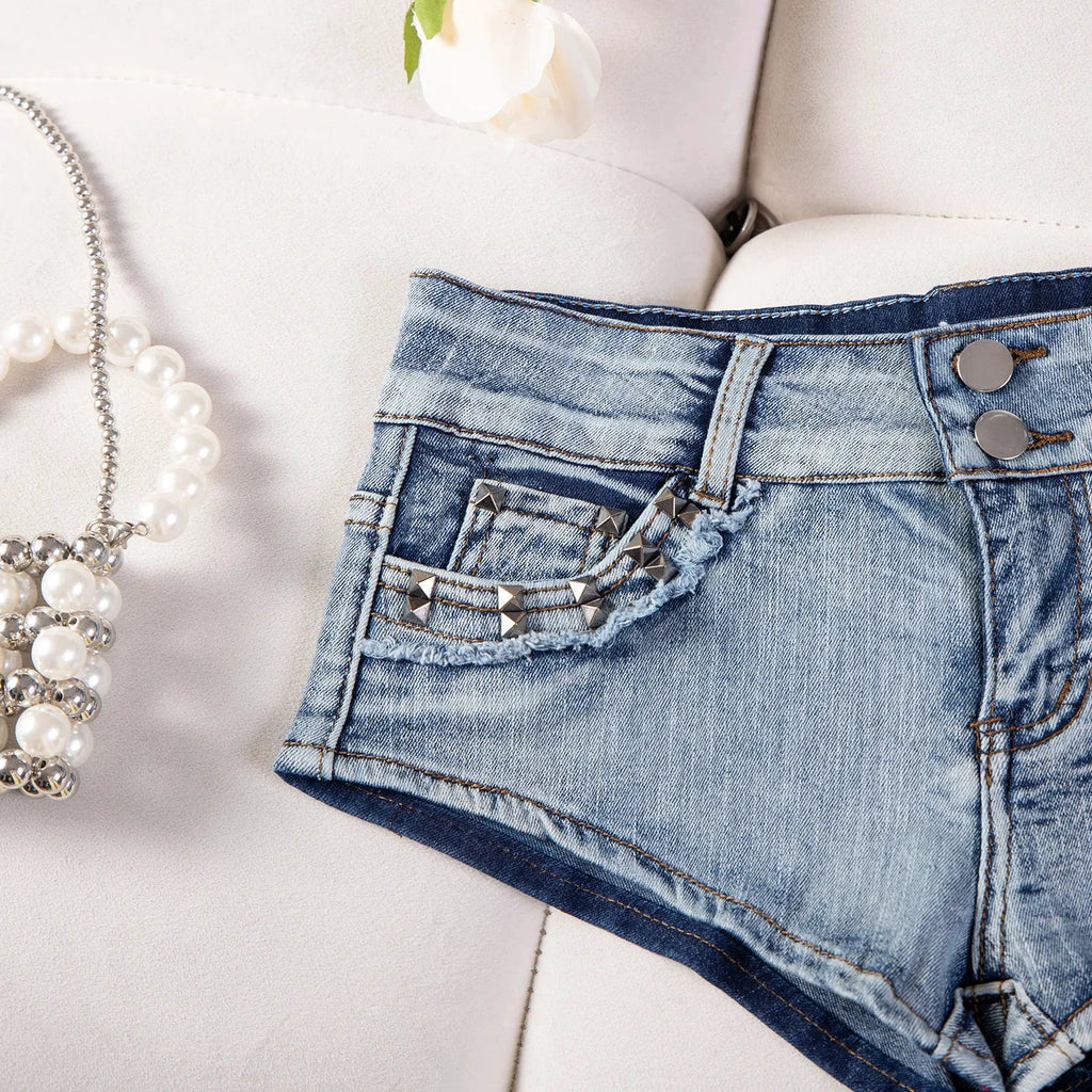 Damen-Jeansshorts mit Rissen, niedrigem Bund und Nieten im Y2K-Stil