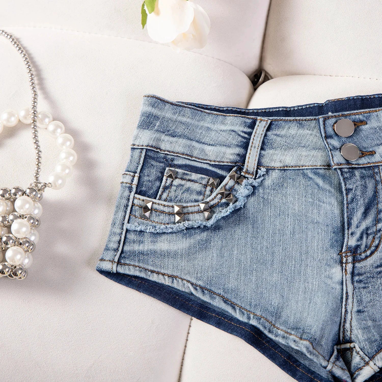 Damen-Jeansshorts mit Rissen, niedrigem Bund und Nieten im Y2K-Stil