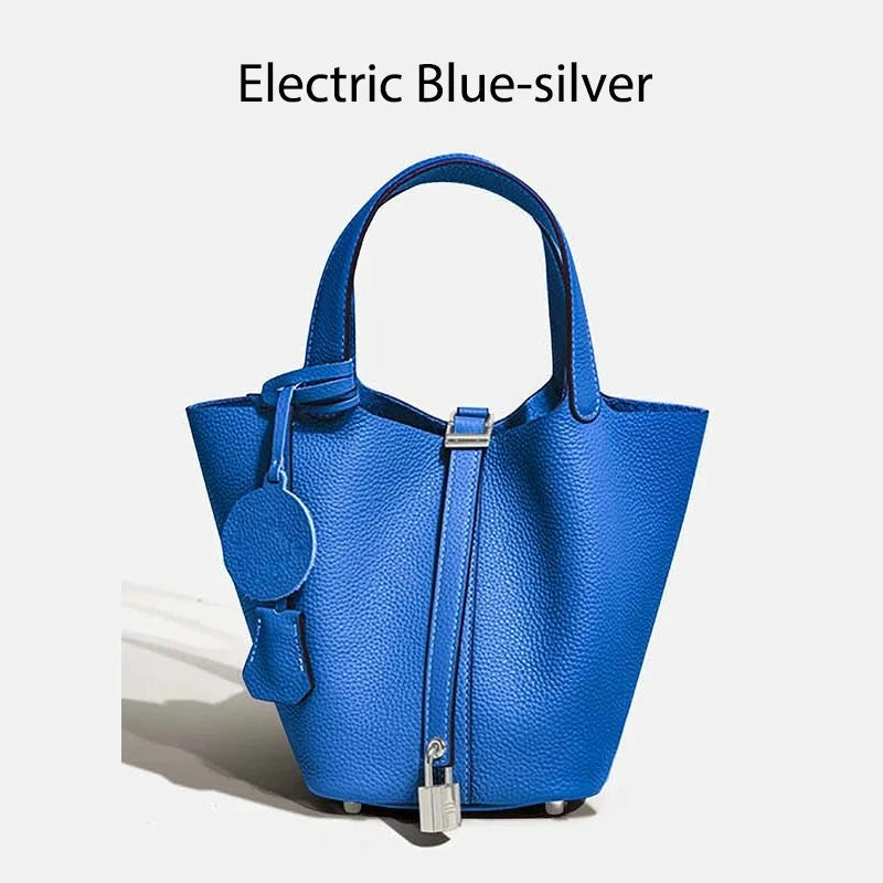 Sac à main seau en cuir véritable Mendy bleu électrique, bucket bag avec étiquette et cadenas décoratif