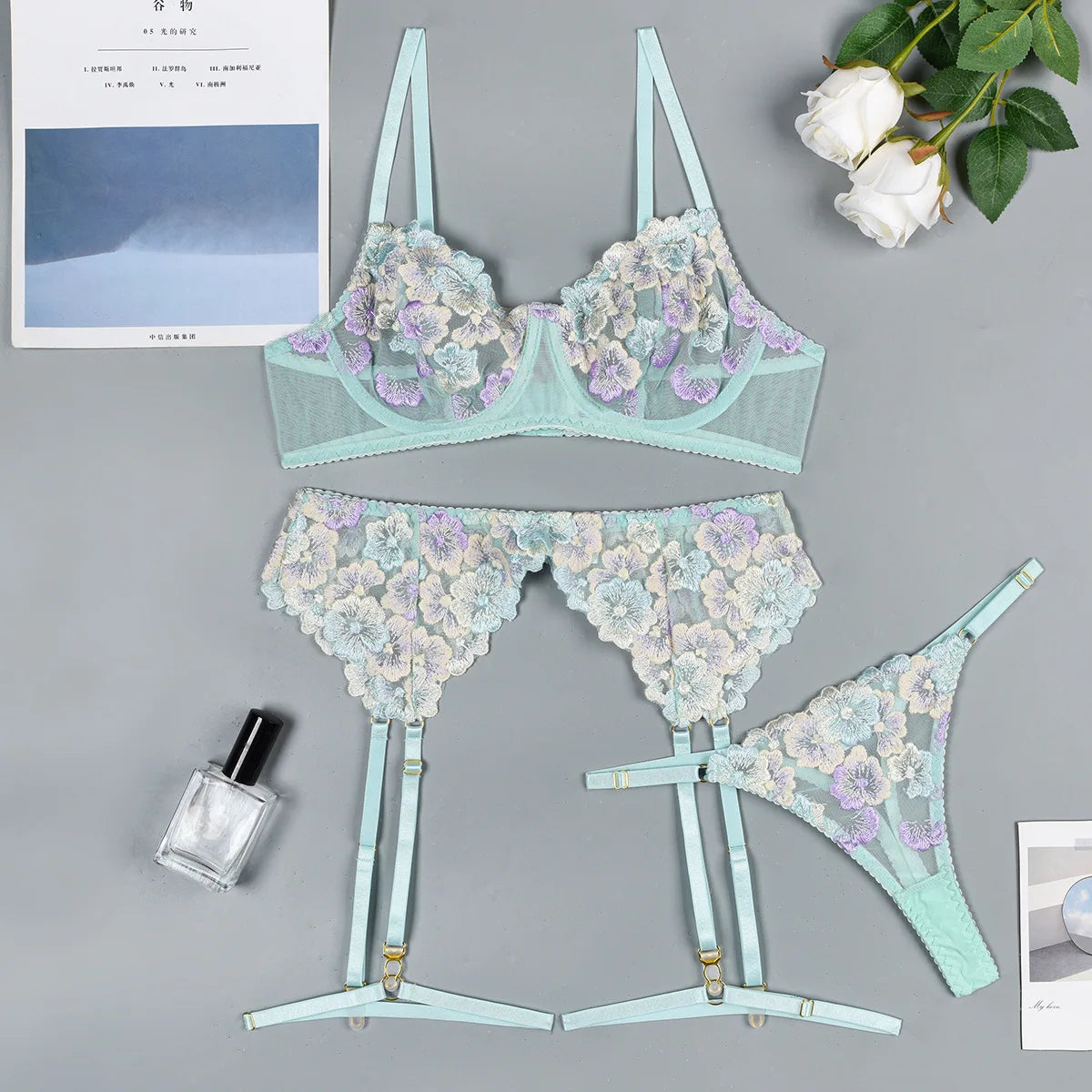 Blumenspitzen-Dessous-Set — BH, String & Strumpfhalter