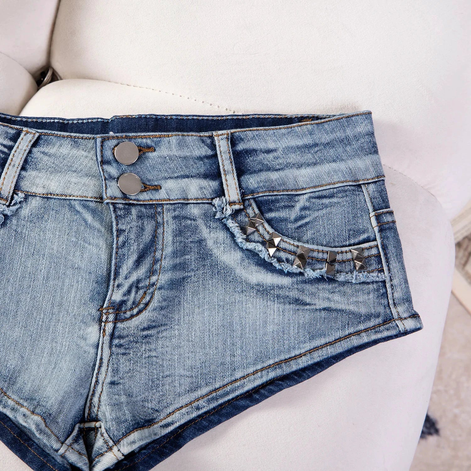 Damen-Jeansshorts mit Rissen, niedrigem Bund und Nieten im Y2K-Stil