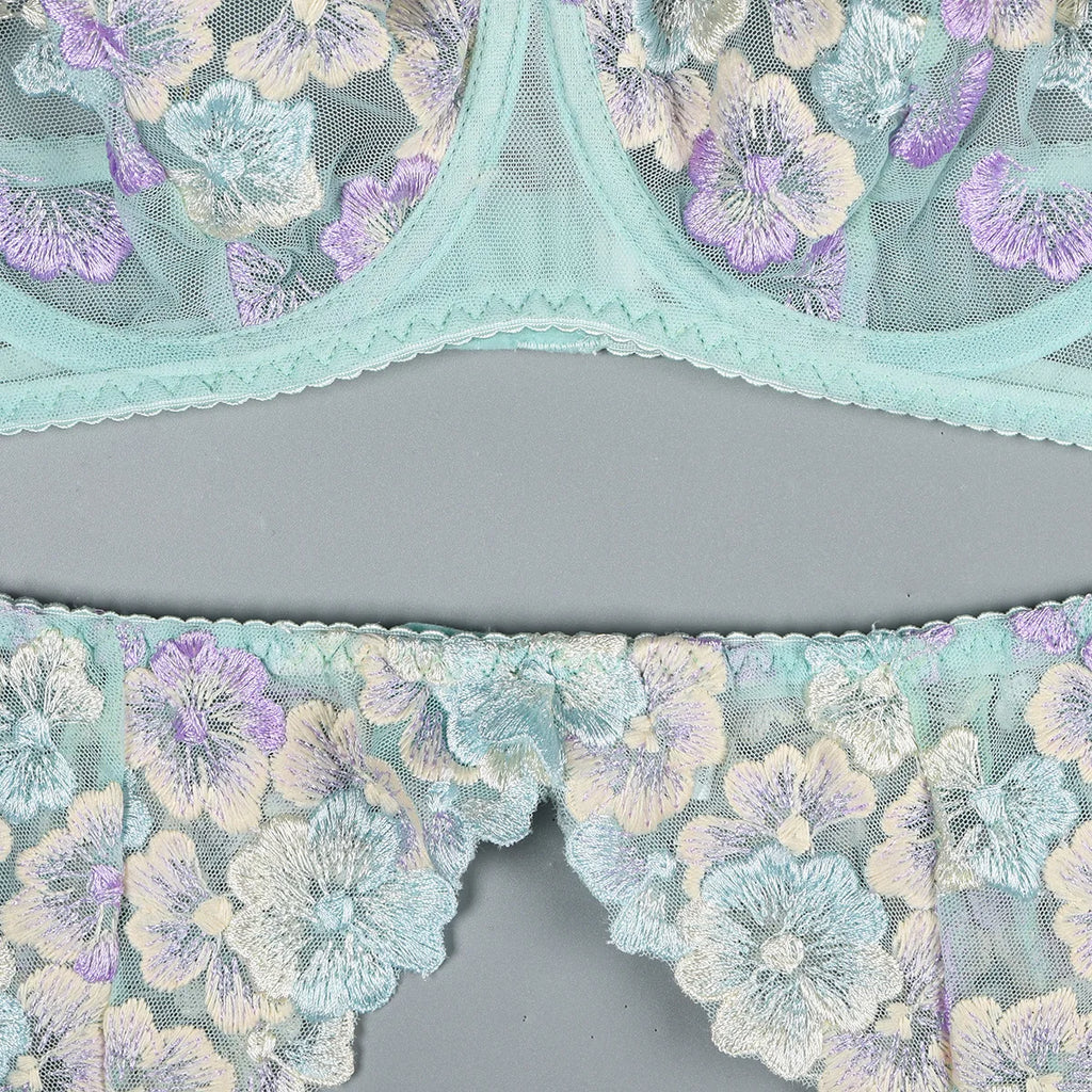 Blumenspitzen-Dessous-Set — BH, String & Strumpfhalter
