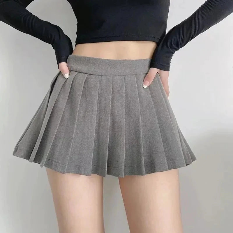 Jupe plissée grise Spice Girl Mini Skirt par LSDLBoutique, jupe courte à plis.