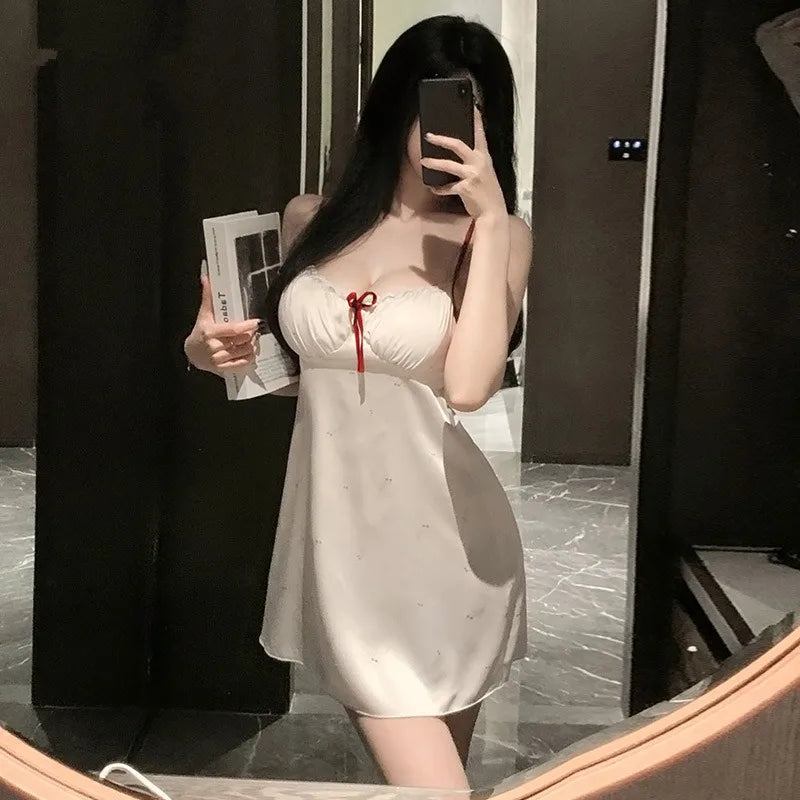 Lea's Secrets Cosplay-Kostüm: Lila Faltenrock, weißes Oberteil