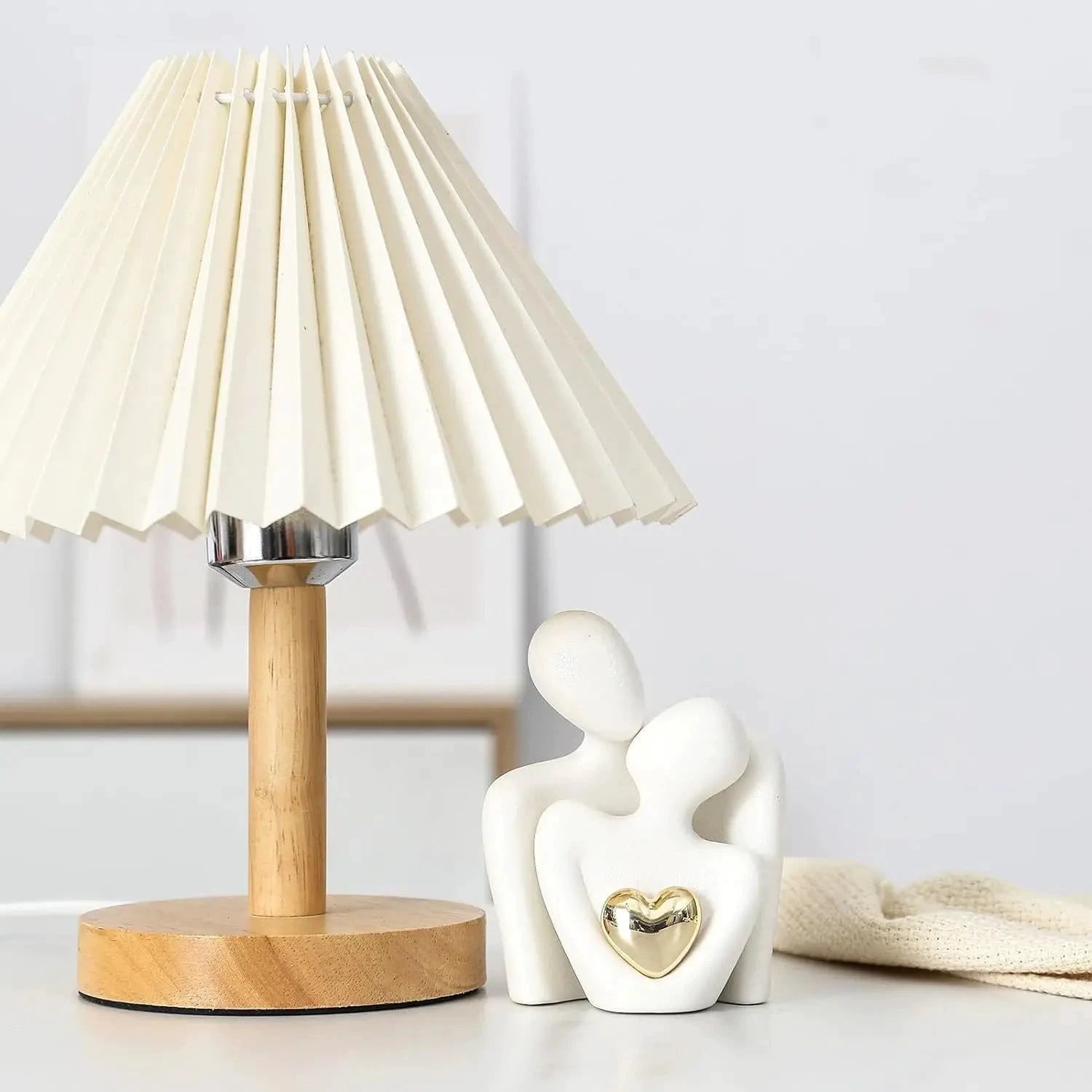 Vergoldete Herzfigur aus schwarz-weißer Keramik