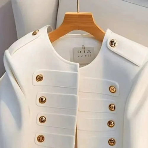 Kurze weiße Damenjacke mit doppelter Reihe goldener Knöpfe