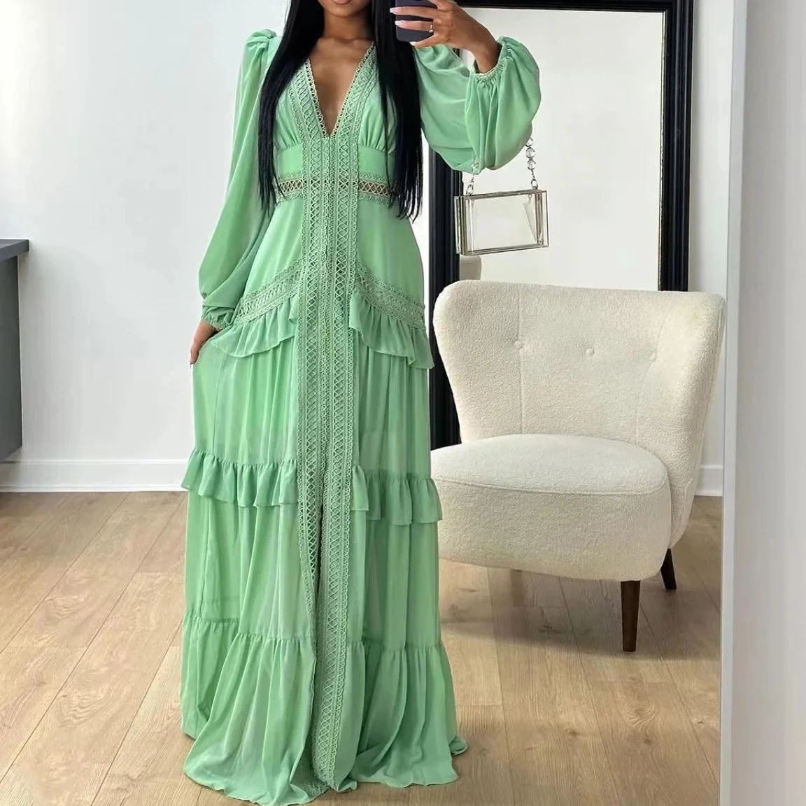 Robe longue ajourée col V taille empire manches lanternes