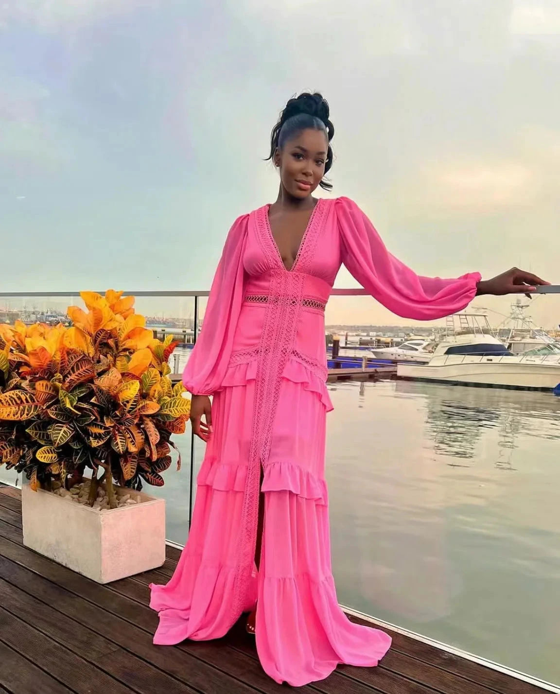 Robe longue ajourée col V taille empire manches lanternes