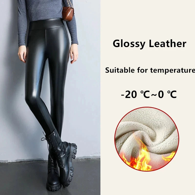 Schwarze Leggings aus hochgeschnittenem PU-Leder mit Fleecefutter