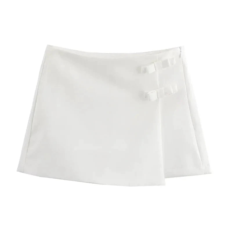 Jupe courte femme – Skort blanche avec boucles latérales.