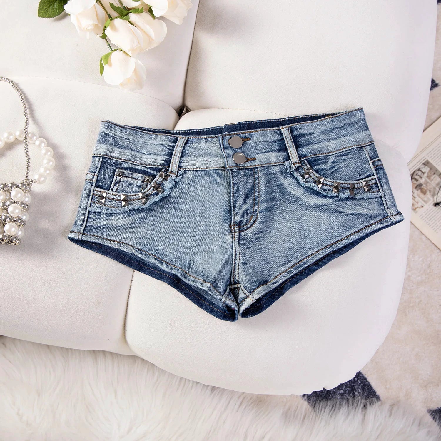 Damen-Jeansshorts mit Rissen, niedrigem Bund und Nieten im Y2K-Stil