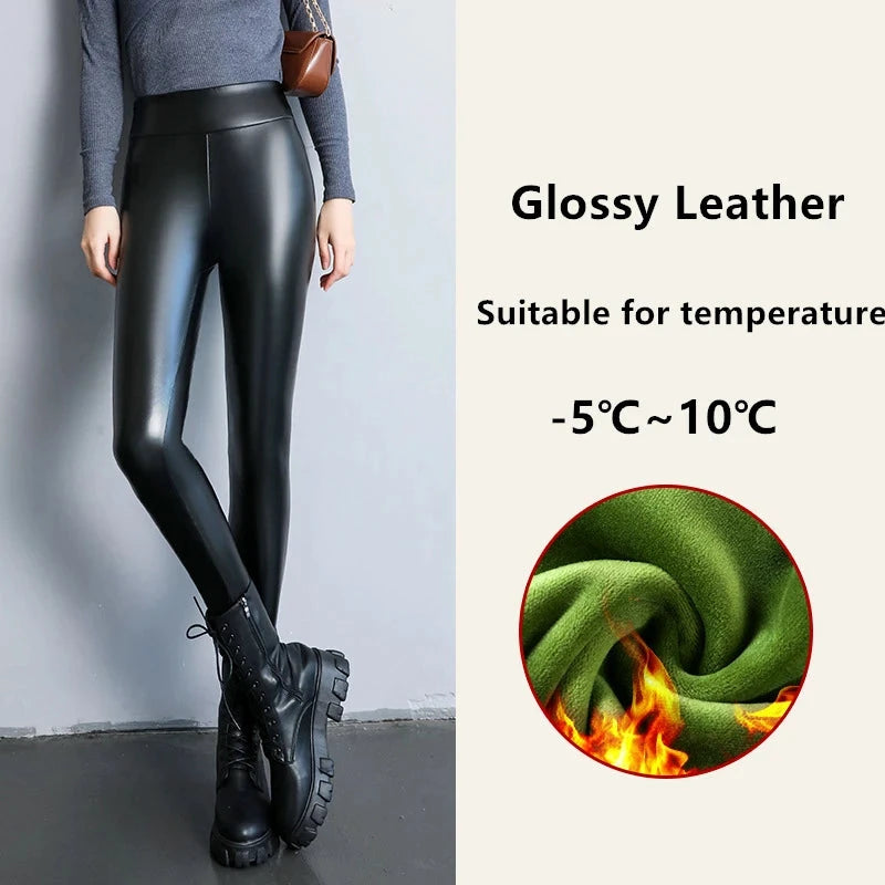 Schwarze Leggings aus hochgeschnittenem PU-Leder mit Fleecefutter