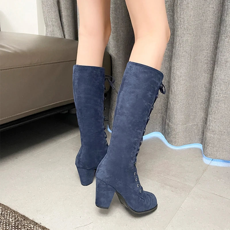Bottes femme mi-mollet en suède bleu marine à lacets croisés, talon carré.