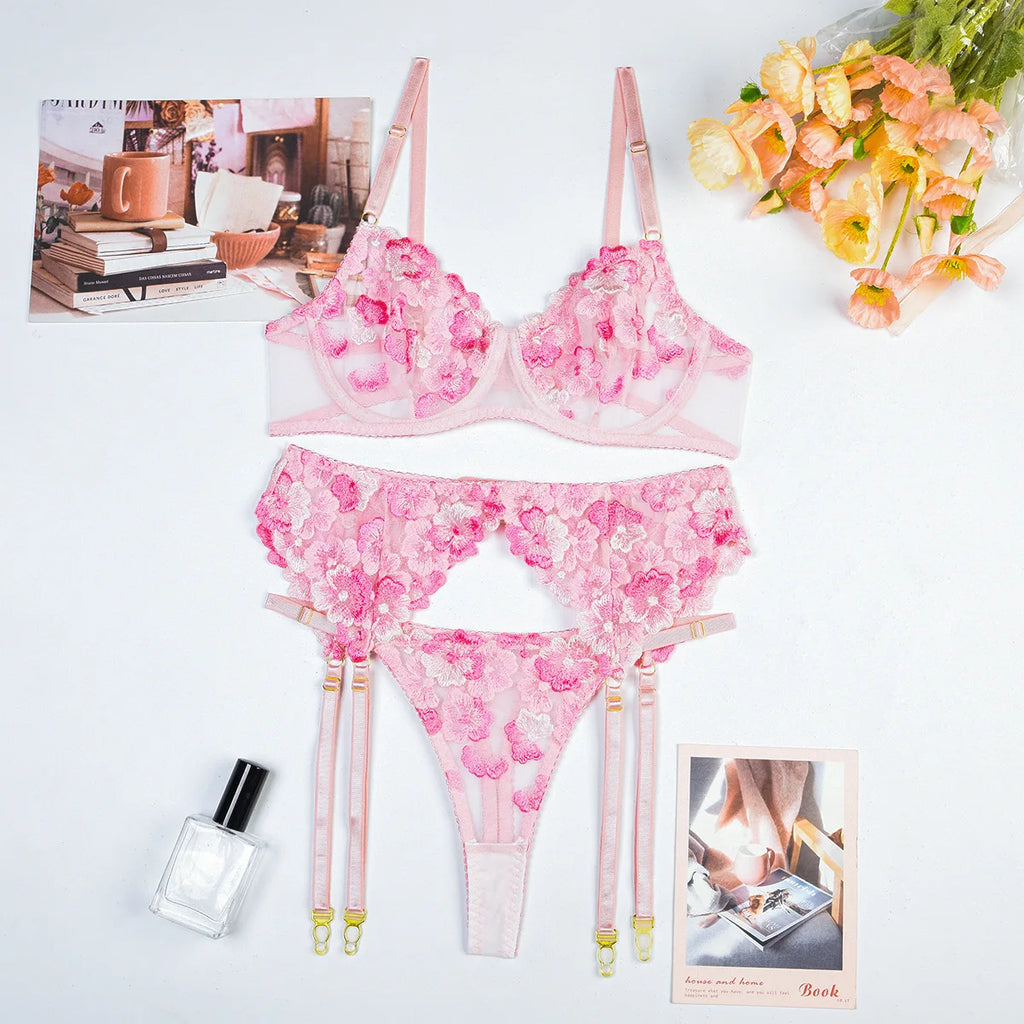 Blumenspitzen-Dessous-Set — BH, String & Strumpfhalter