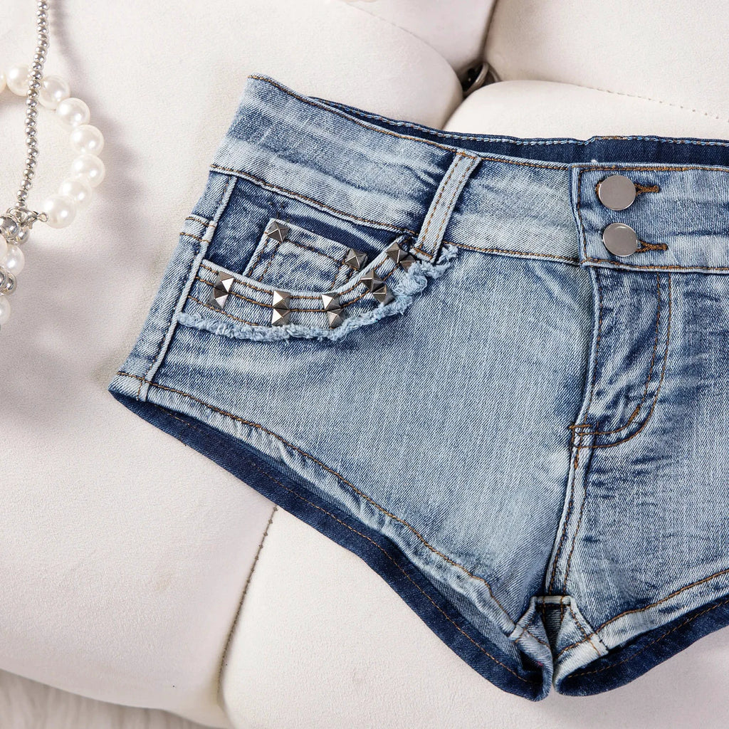 Damen-Jeansshorts mit Rissen, niedrigem Bund und Nieten im Y2K-Stil