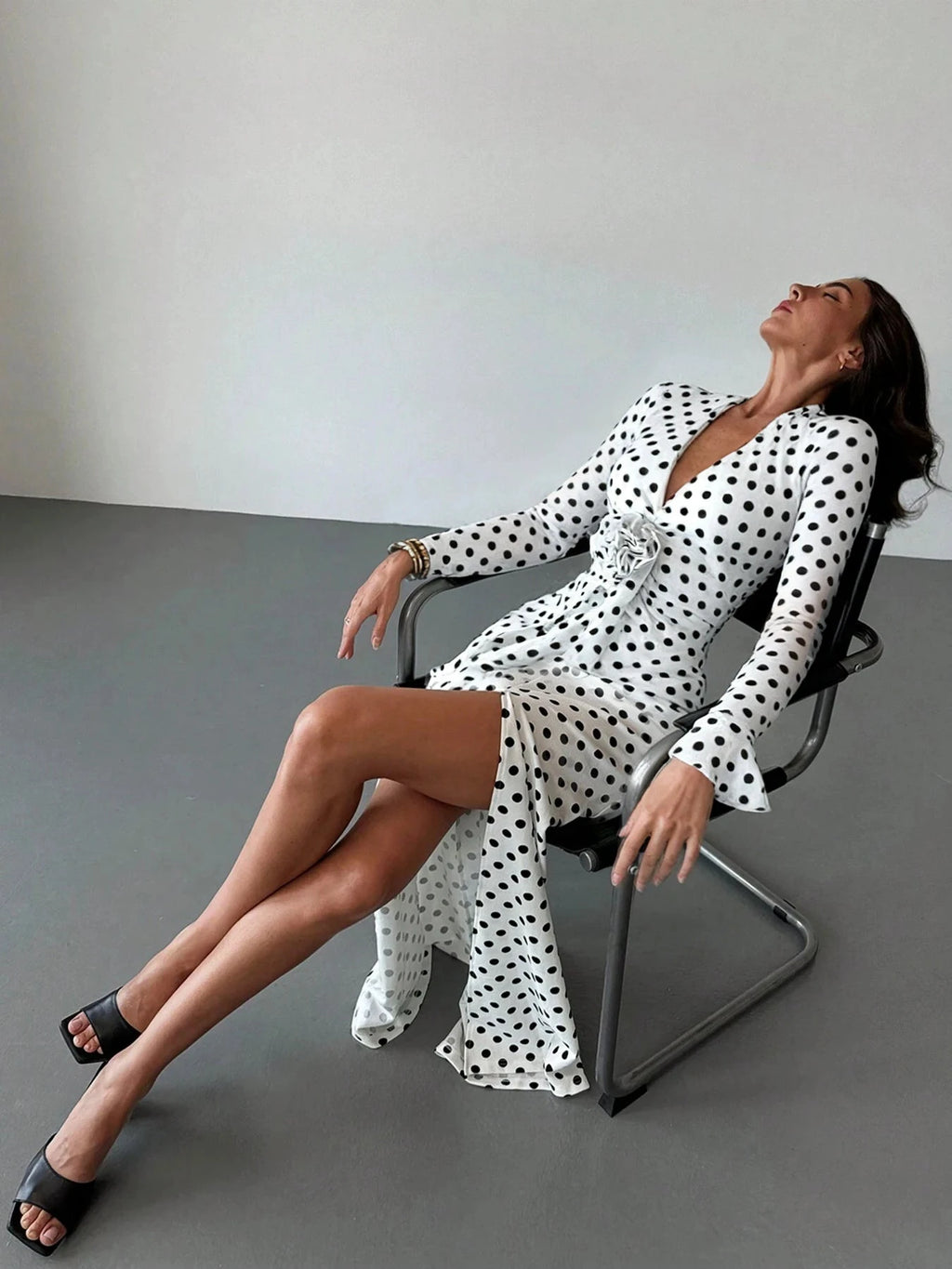 Gepunktetes Kleid mit V-Ausschnitt, figurformend, Glockenärmel