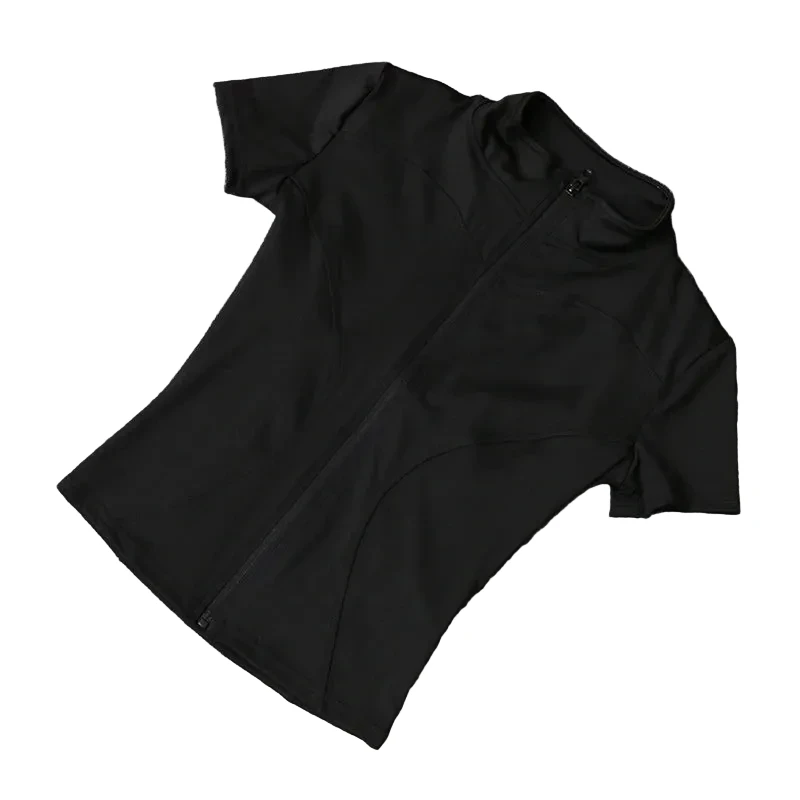 Trainingsoberteil mit Reißverschluss, hohem Kragen und schnelltrocknenden Eigenschaften.