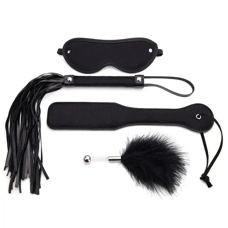 Ensemble bondage 4 pièces – Fouet, masque, plume et accessoires