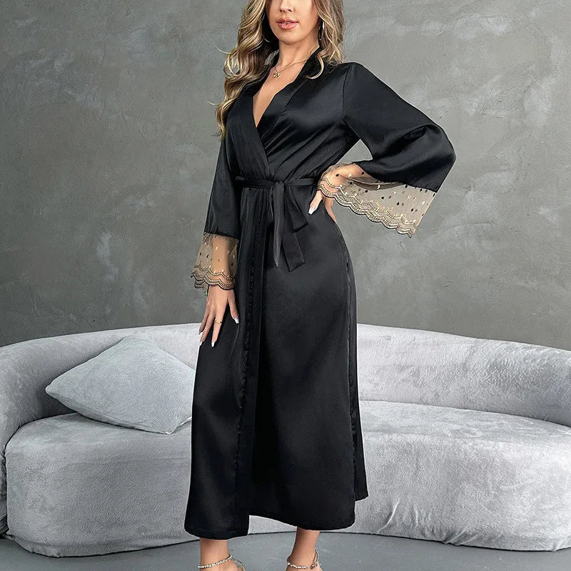 Schwarzes Satin-Nachthemd von Niuniushow mit V-Ausschnitt und langen Spitzenärmeln