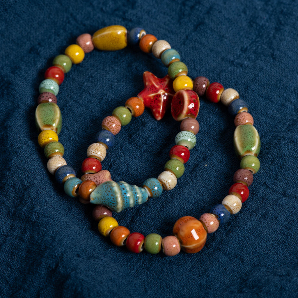 Bracelet de perles en céramique – Motifs étoile de mer et coquillage – Boho Plage