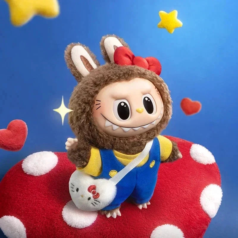 Porte-clé peluche POP MART Labubu × Sanrio Hello Kitty, brune avec salopette bleue et sac Hello Kitty