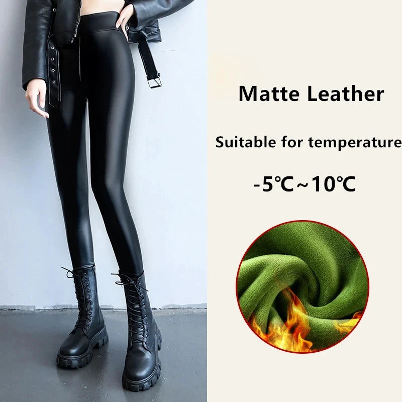 Schwarze Leggings aus hochgeschnittenem PU-Leder mit Fleecefutter