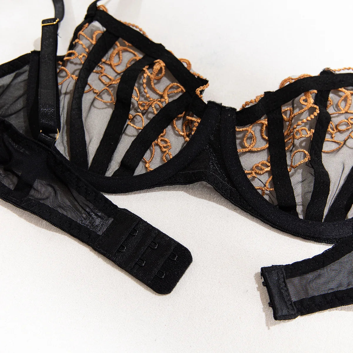 Toucheart 4-teiliges Dessous-Set, Gold und Schwarz Spitze