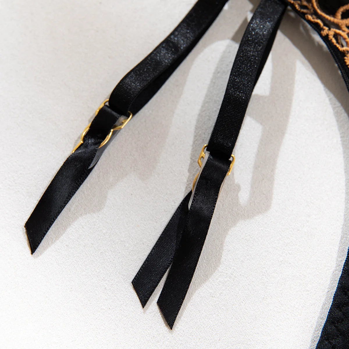 Toucheart 4-teiliges Dessous-Set, Gold und Schwarz Spitze