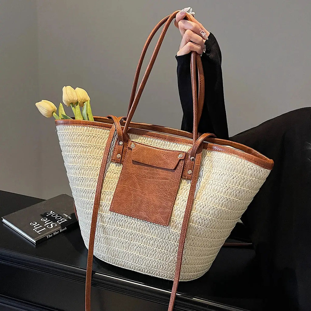 Strandtasche aus geflochtenem Stroh