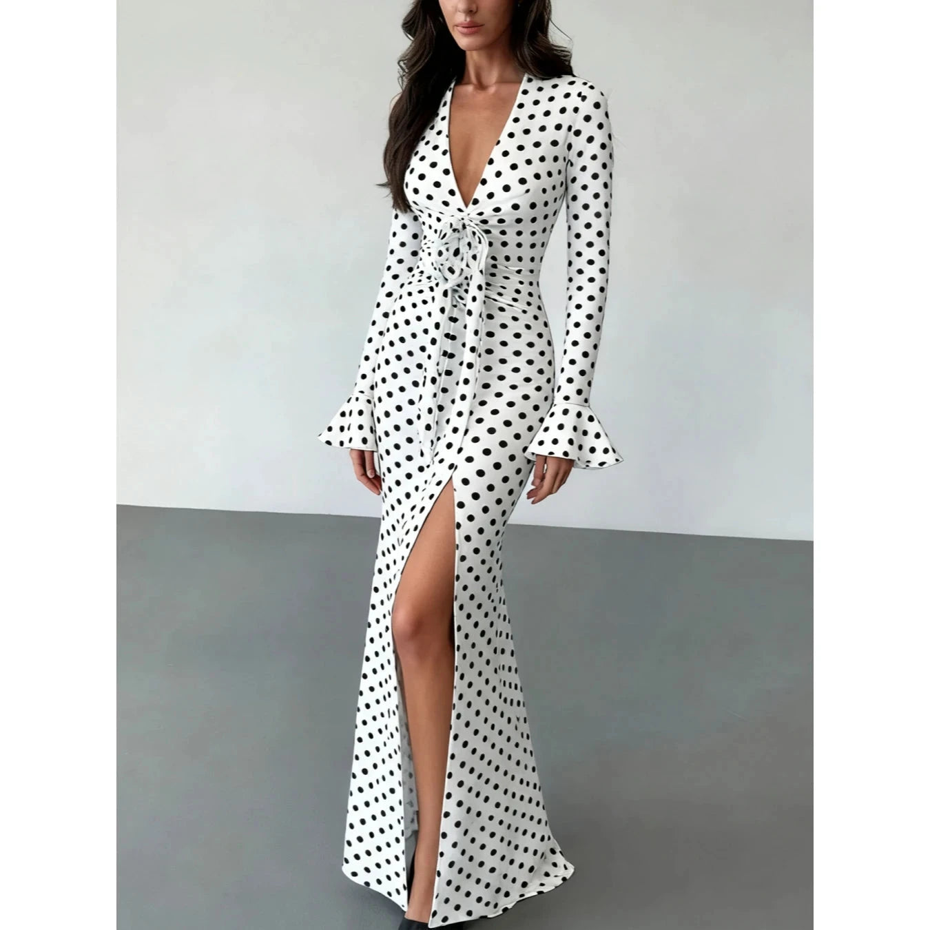 Gepunktetes Kleid mit V-Ausschnitt, figurformend, Glockenärmel