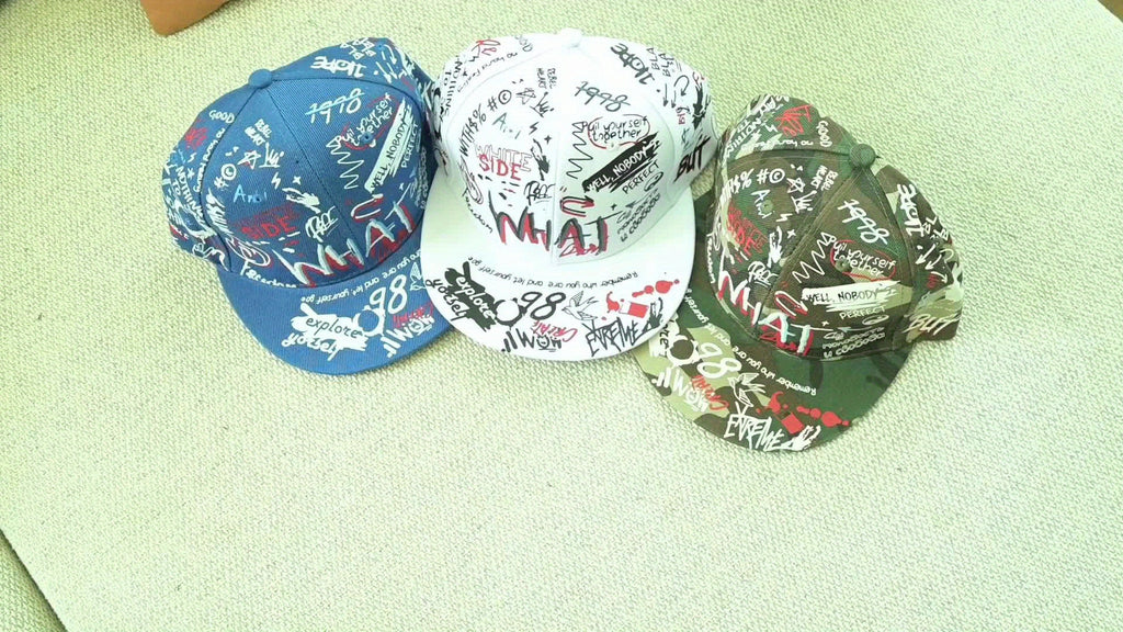 Ensemble Streetwear Deux Pièces Casquette Hip Hop Avec Broderie Soignée Et Collier Décoratif Pour Look Urbain Moderne by LSDLBoutique.ch