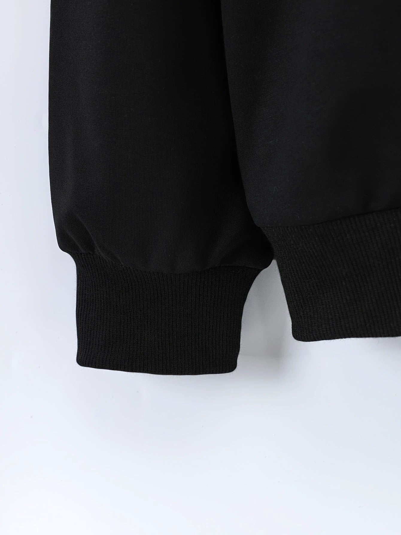 Schwarzer Kapuzenpullover mit Reißverschluss für Kinder mit Katzenmotiv und Pfotenabdrücken auf den Ärmeln