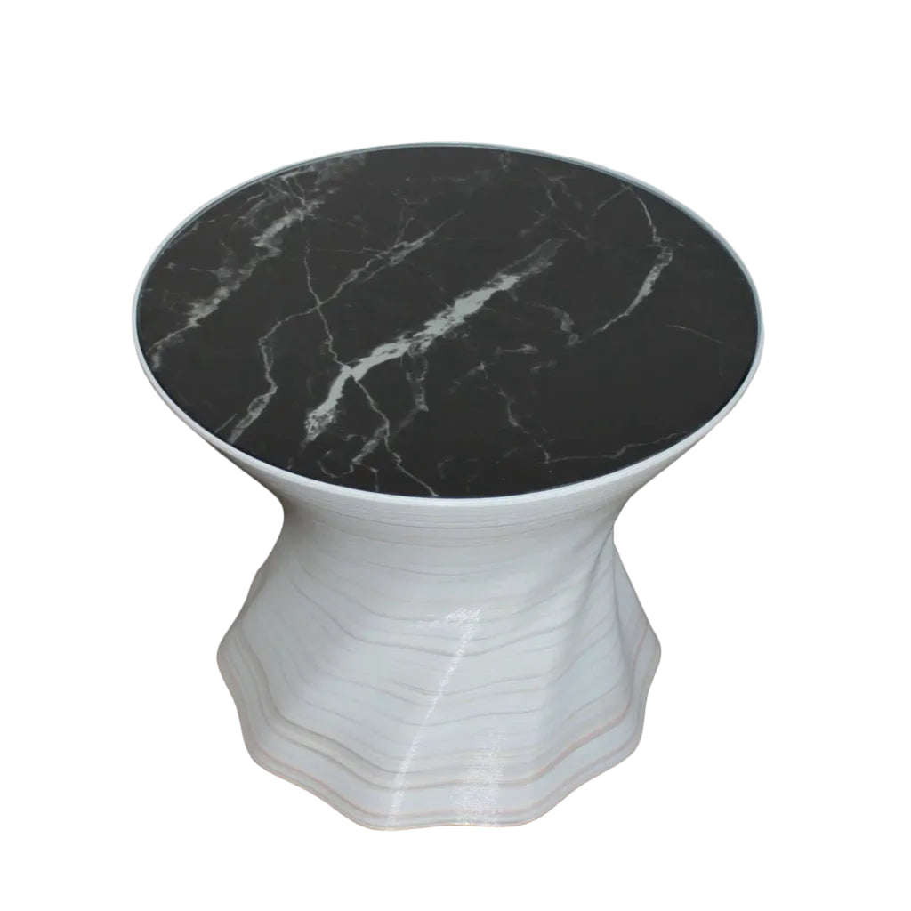 Table basse KESK ronde, plateau noir effet marbre avec veines blanches, socle blanc sculpté et élégant.