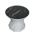 Table basse KESK ronde, plateau noir effet marbre avec veines blanches, socle blanc sculpté et élégant.